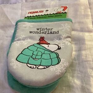 NWT “ Peanuts “ 2 Pack Silicone Mini Mitts Makes Great Gift